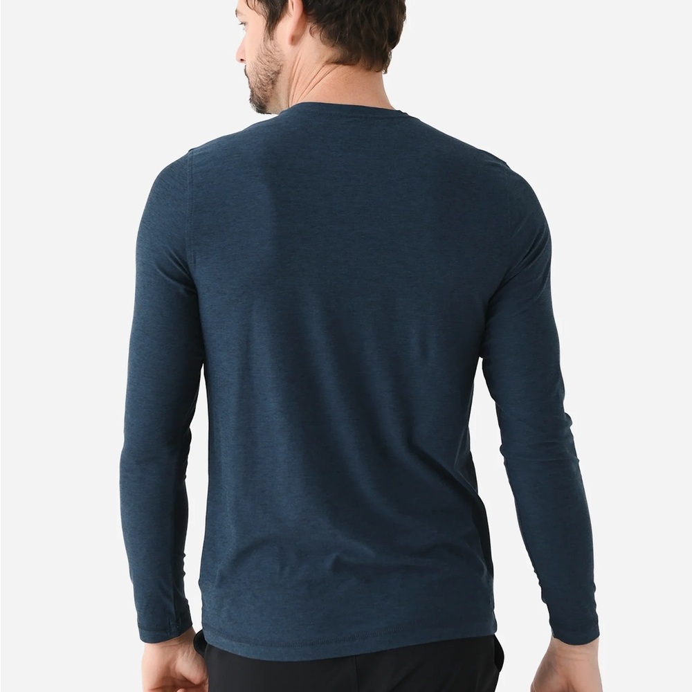 Vuori Men's Long Sleeve Tee in Navy Blue